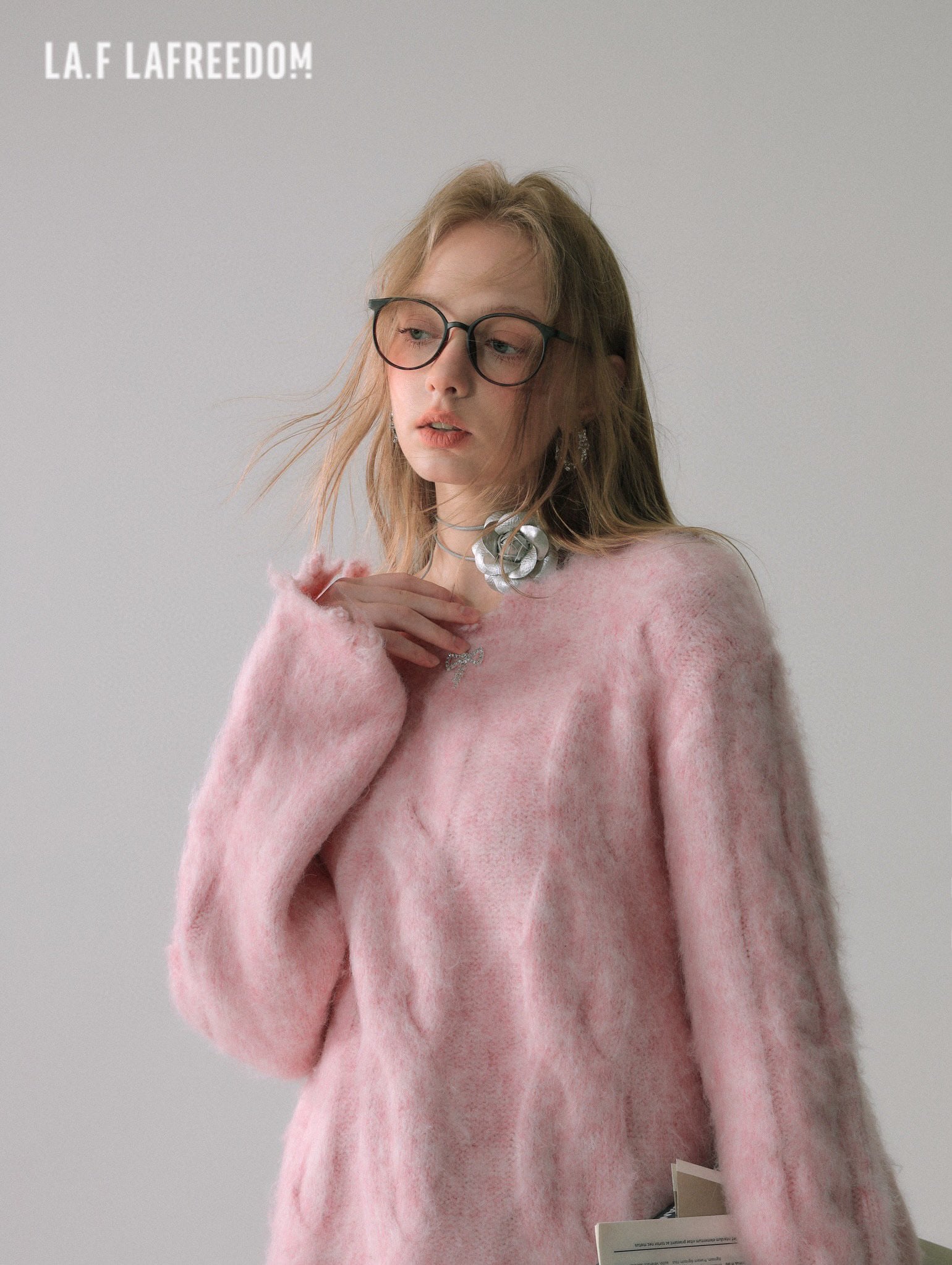 La Freedom Relaxed Frayed Chenille Sweater-Pink