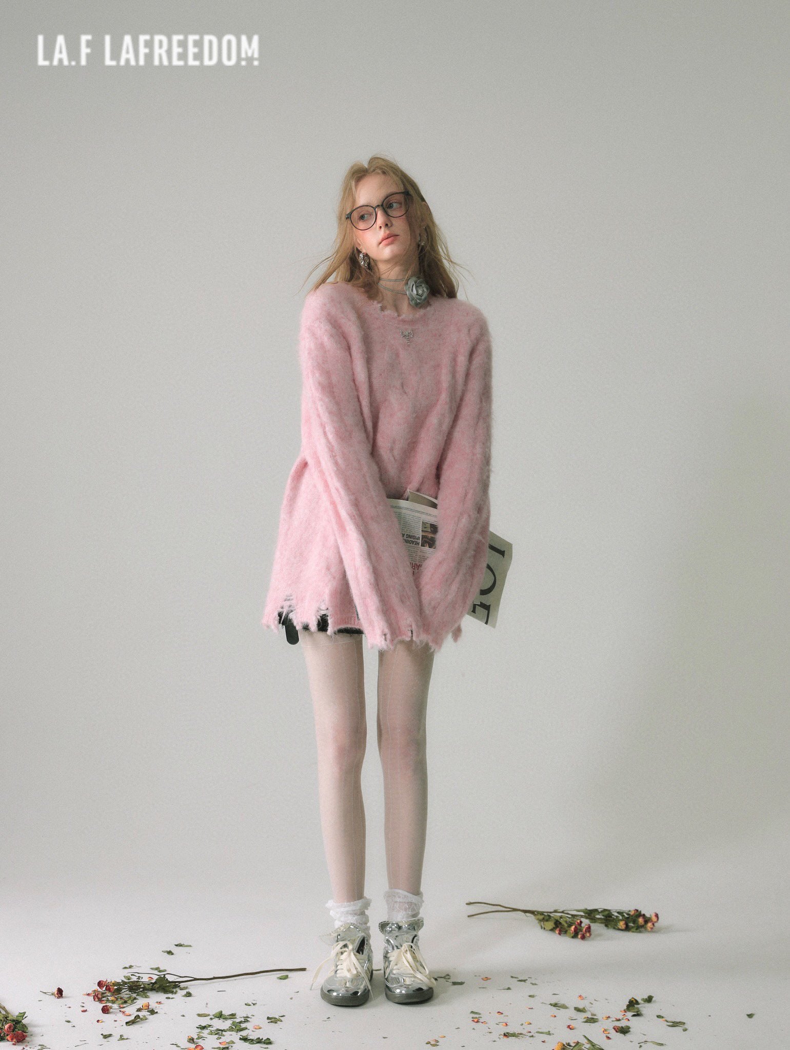 La Freedom Relaxed Frayed Chenille Sweater-Pink